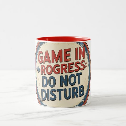 MUG "GAME IN ROGRESS - DO NOT DISTURB". TWEEKLEURIGE KOFFIEMOK (Center)