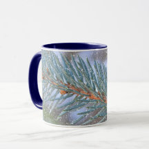 Mug met tak van pijnboom, sneeuw en winterkunst