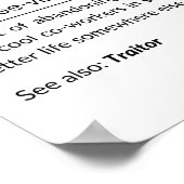 Muggrappige medewerker die de mok van koffie verla poster (Hoek)