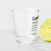 Muggrappige medewerker vertrekt shot glas (Links)