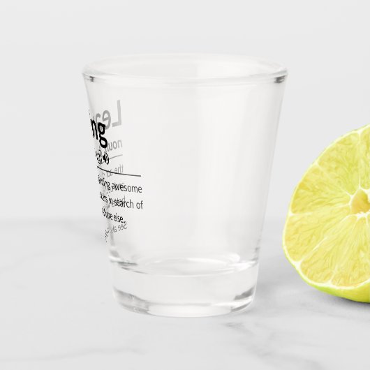 Muggrappige medewerker vertrekt shot glas (Rechts)