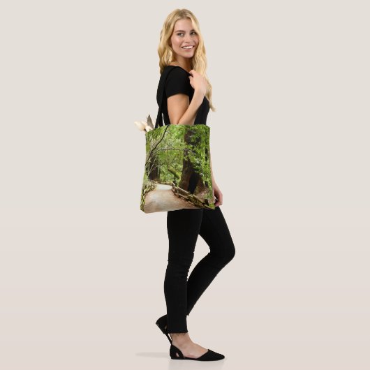Muir Bossen Path II Natuur Fotografie Tote Bag (Op model)