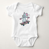 Muis als Skater met skateboard Romper (Voorkant)