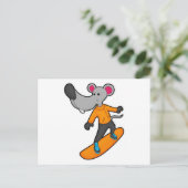 Muis als snowboarder met snowboard briefkaart (Staand voorkant)