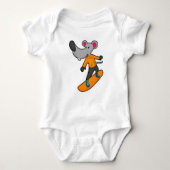 Muis als Snowboarder met Snowboard Romper (Voorkant)
