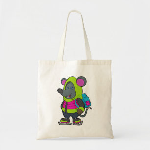 Muis bij Ice-skating met Ice-schaatsen en rugzak.p Tote Bag