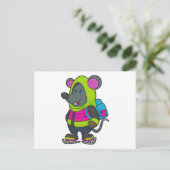 Muis bij schaatsen met schaatsen & Rugzak.pn Briefkaart (Staand voorkant)