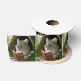 Muis die een boek leest in een boomgat satijnen lint