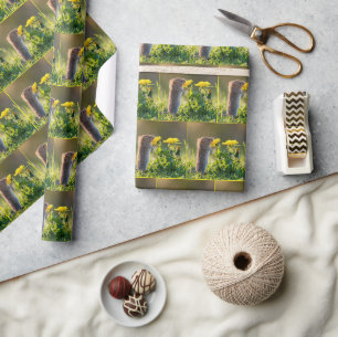 Muis die een gele paardenbloem ruikt cadeaupapier
