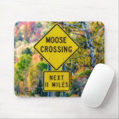 Muis die langs Mousepad kruist Muismat (Met muis)