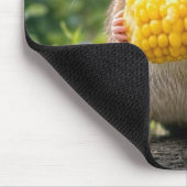 Muis die maïs eet aan de kolf muismat (Hoek)