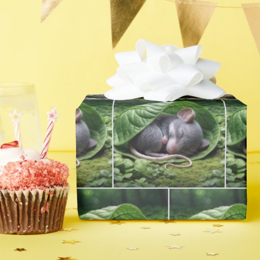 Muis die slaapt in een groen blad cadeaupapier (Verjaardagsfeest)