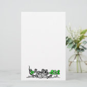 Muis die speelt in shamrocks (Staand voorkant)