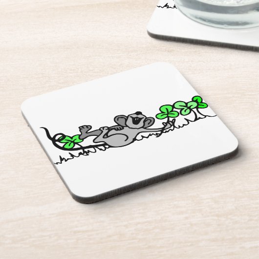 Muis die speelt in shamrocks bier onderzetter (Linkerzijde)