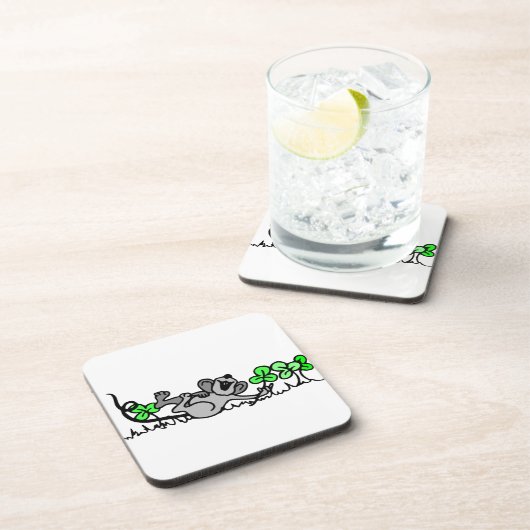 Muis die speelt in shamrocks bier onderzetter (Rechterzijde)
