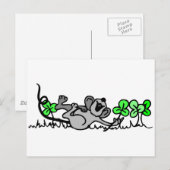 Muis die speelt in shamrocks briefkaart (Voorkant / Achterkant)