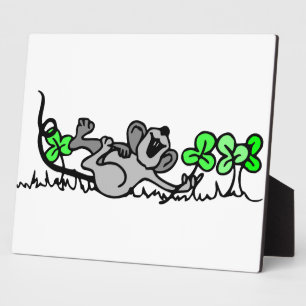 Muis die speelt in shamrocks fotoplaat