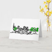 Muis die speelt in shamrocks kaart (Gele Bloem)