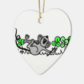 Muis die speelt in shamrocks keramisch ornament (Links)