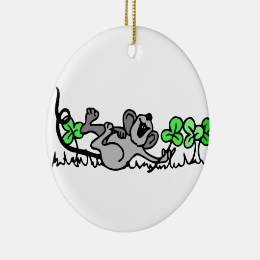 Muis die speelt in shamrocks keramisch ornament (Rechts)