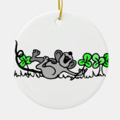 Muis die speelt in shamrocks keramisch ornament (Voorkant)