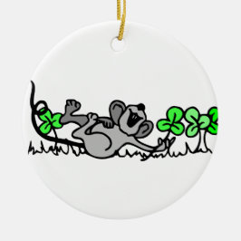 Muis die speelt in shamrocks keramisch ornament