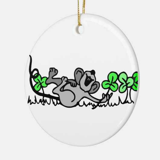 Muis die speelt in shamrocks keramisch ornament (Links)