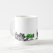 Muis die speelt in shamrocks koffiemok (Voorkant links)