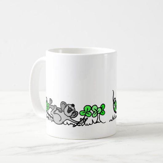 Muis die speelt in shamrocks koffiemok (Voorkant links)