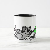 Muis die speelt in shamrocks mok (Midden)