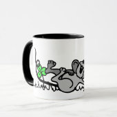 Muis die speelt in shamrocks mok (Voorkant links)