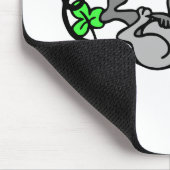 Muis die speelt in shamrocks muismat (Hoek)