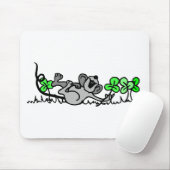 Muis die speelt in shamrocks muismat (Met muis)