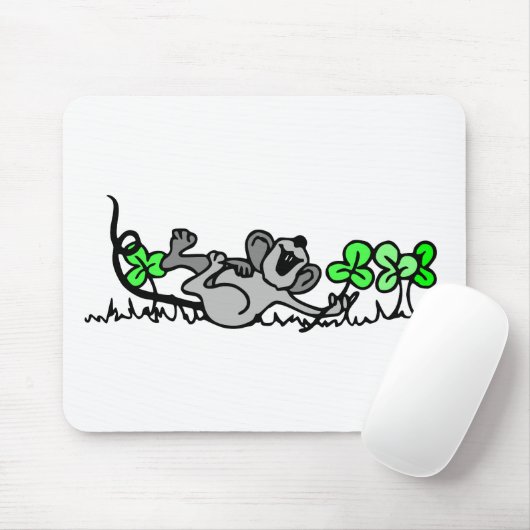 Muis die speelt in shamrocks muismat (Met muis)