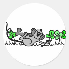 Muis die speelt in shamrocks ronde sticker