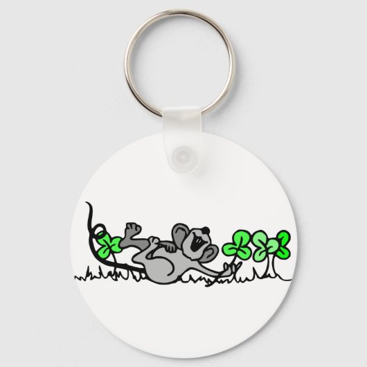 Muis die speelt in shamrocks sleutelhanger (Voorkant)