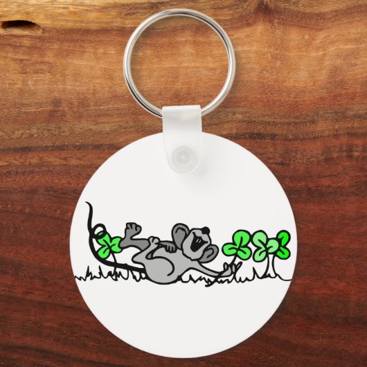 Muis die speelt in shamrocks sleutelhanger (Voorkant)