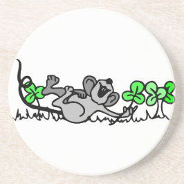 Muis die speelt in shamrocks zandsteen onderzetter