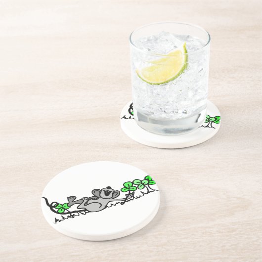 Muis die speelt in shamrocks zandsteen onderzetter (Zijkant)