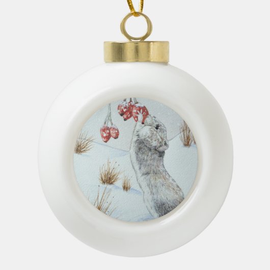 Muis en rode bessen sneeuwscène keramische bal ornament (Voorkant)