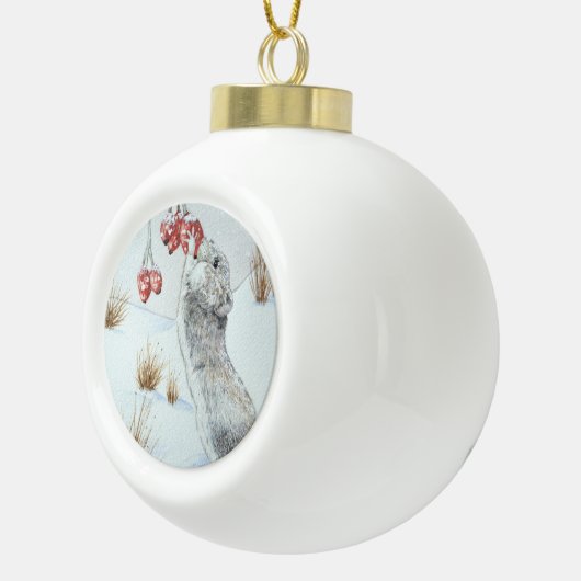 Muis en rode bessen sneeuwscène keramische bal ornament (Rechts)