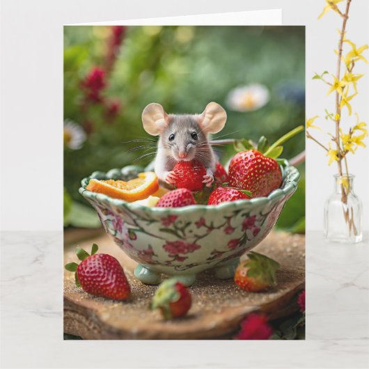 Muis geniet van een aardbei in een schaaltje fruit kaart (Gele Bloem)