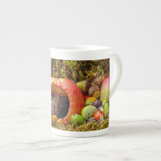 Muis in een appelmok porselein kop (Voorkant rechts)