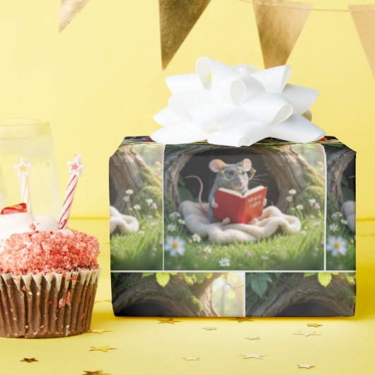 Muis leest een rood boek op een deken cadeaupapier (Verjaardagsfeest)