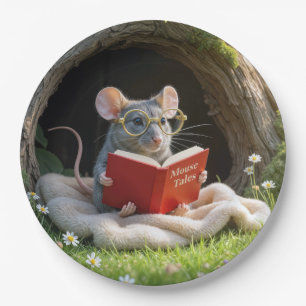 Muis leest een rood boek op een deken papieren bordje