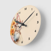 Muis met gestreept pet sinaasappel roze bloemetjes ronde klok (Hoek)