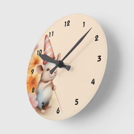 Muis met gestreept pet sinaasappel roze bloemetjes ronde klok (Hoek)