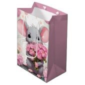 Muis met roze bloem boeket medium cadeauzakje (Voorkant Gekanteld)