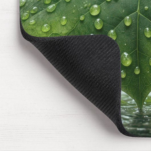 Muis onder een nat blad muismat (Hoek)