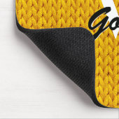 Muismat gouden gebreide textielstof met monogram (Hoek)